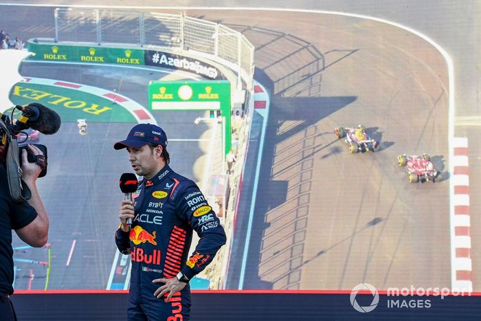 Sergio Pérez, Red Bull Racing, 1ª posición, es entrevistado tras la carrera Sprint