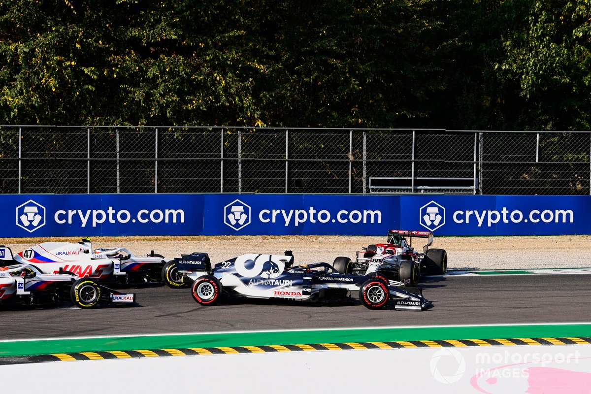Robert Kubica, Alfa Romeo Racing C41, hace un trompo tras el toque con Yuki Tsunoda, AlphaTauri AT02, Mick Schumacher, Haas VF-21, Nikita Mazepin, Haas VF-21