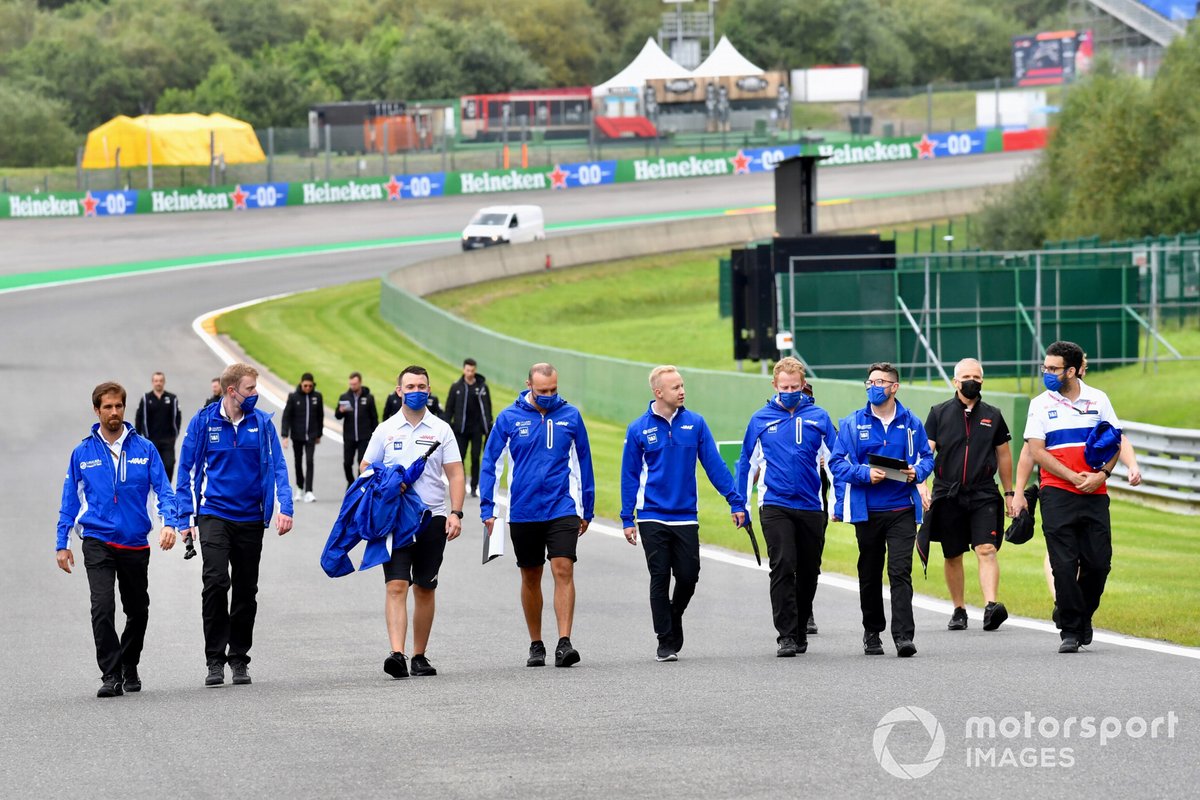 Nikita Mazepin, Haas F1, recorre la pista con miembros de su equipo