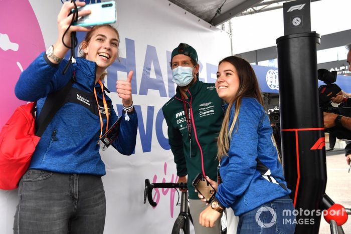 Sebastian Vettel, Aston Martin AMR21 y fans