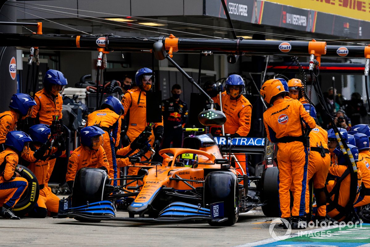 Lando Norris, McLaren MCL35M, ai box