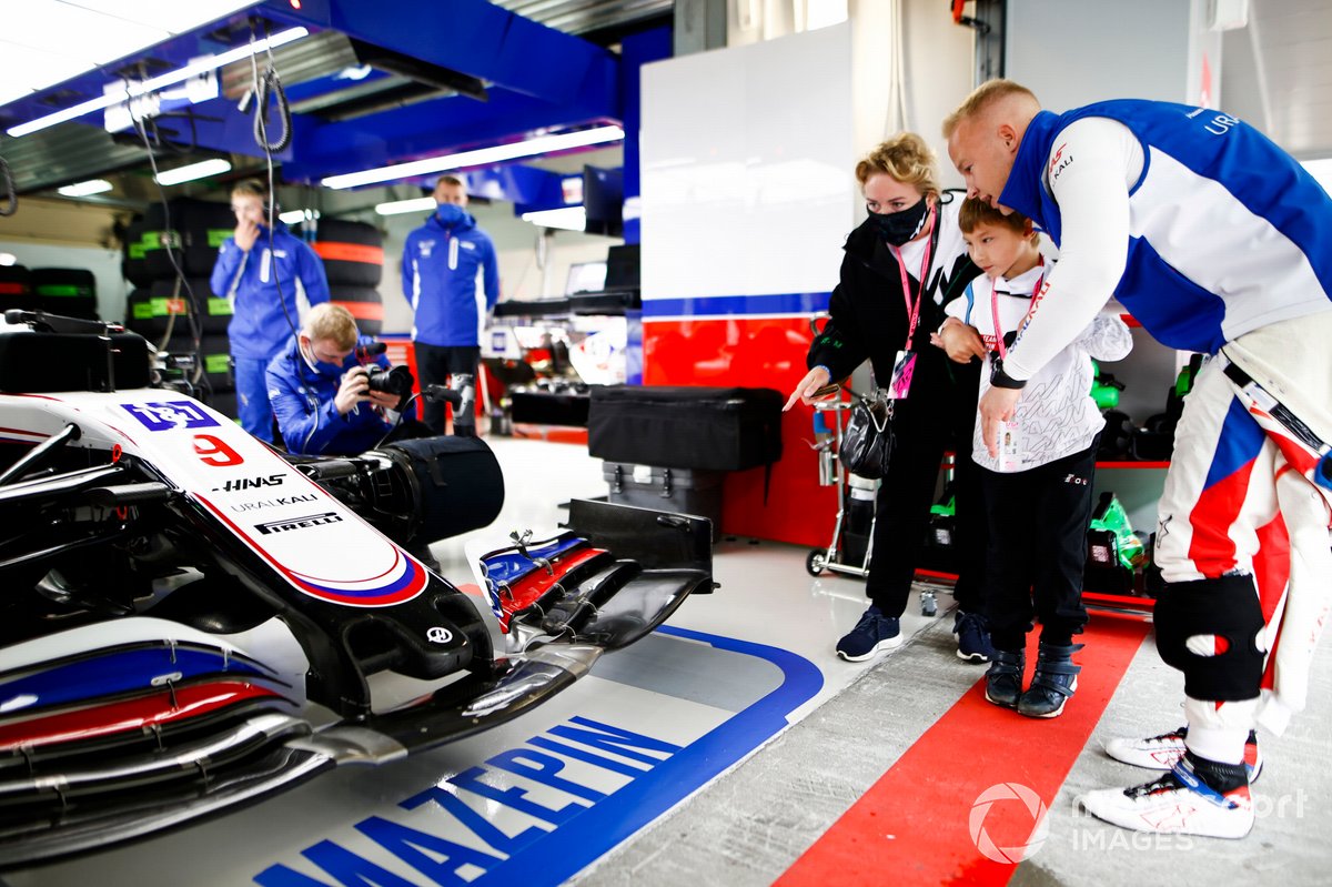 Nikita Mazepin, Haas F1, with a young guest