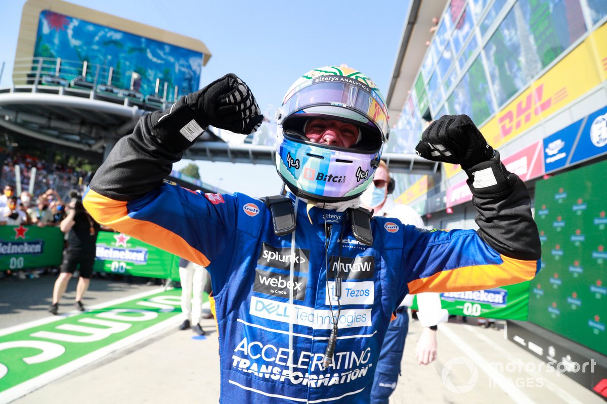 Daniel Ricciardo, McLaren, 1a posizione, festeggia la vittoria nel Parc Ferme