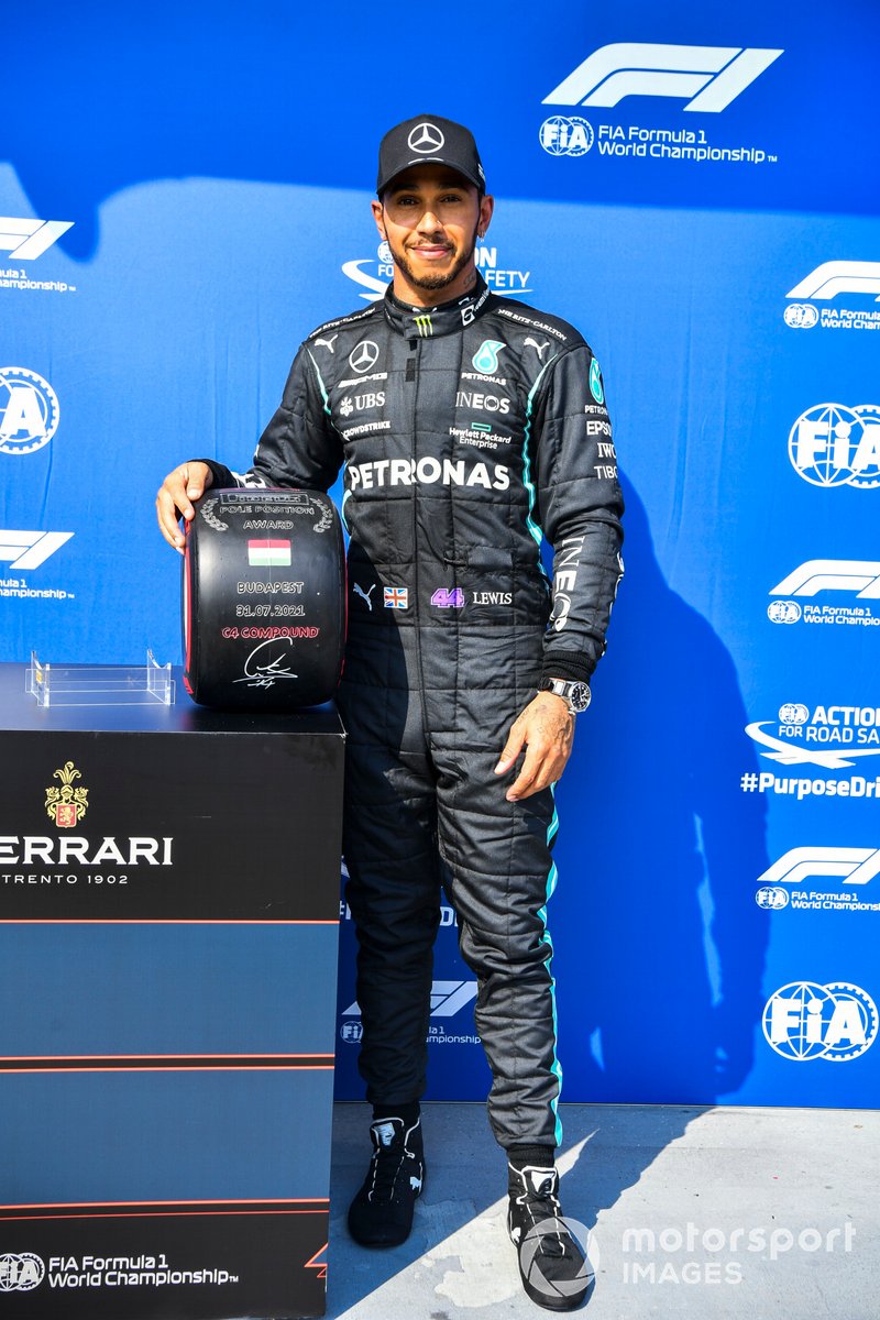 Pole Sitter Lewis Hamilton, Mercedes con il Pirelli Pole Position Award