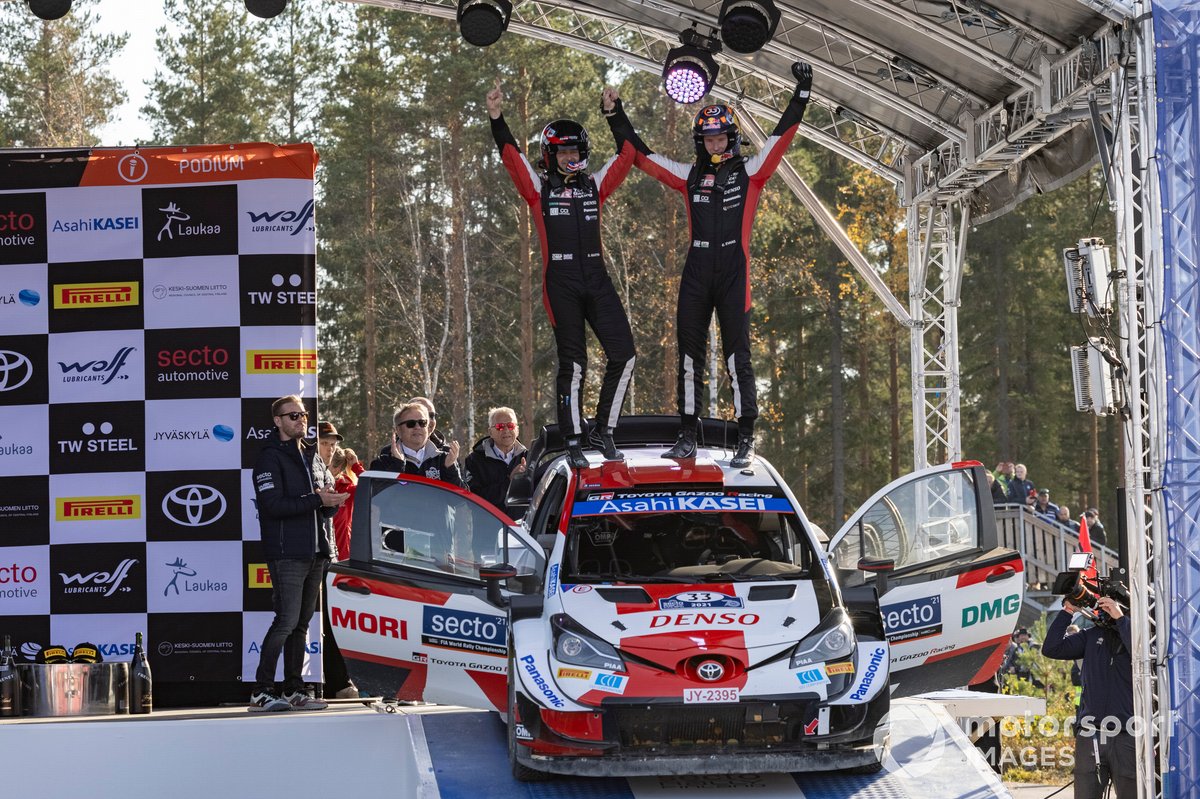 Elfyn Evans, Scott Martin, Toyota Gazoo Racing WRT Toyota Yaris WRC, Ott Tänak, Martin Järveoja, Hyundai Motorsport Hyundai i20 Coupe WRC sur le podium