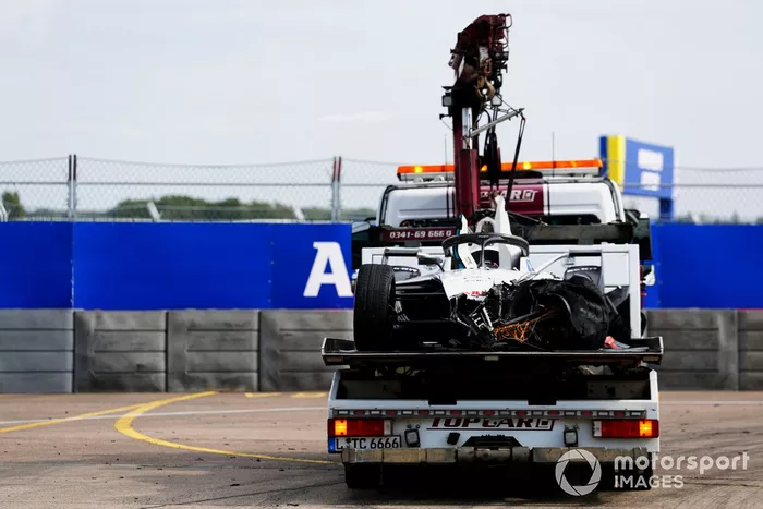 Los oficiales de pista retiran el coche dañado de Edoardo Mortara, Venturi Racing, Silver Arrow 02