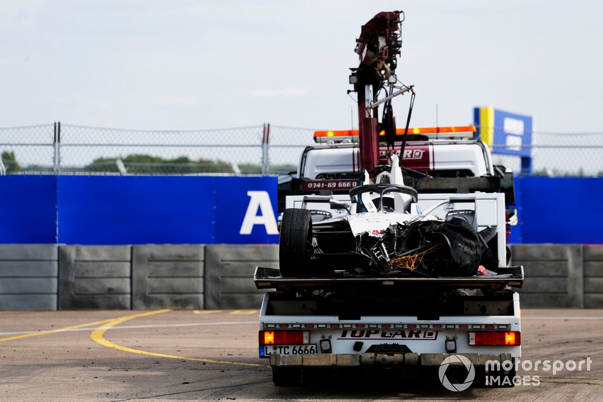 Los comisarios de pista retiran el coche dañado de Edoardo Mortara, Venturi Racing, Silver Arrow 02
