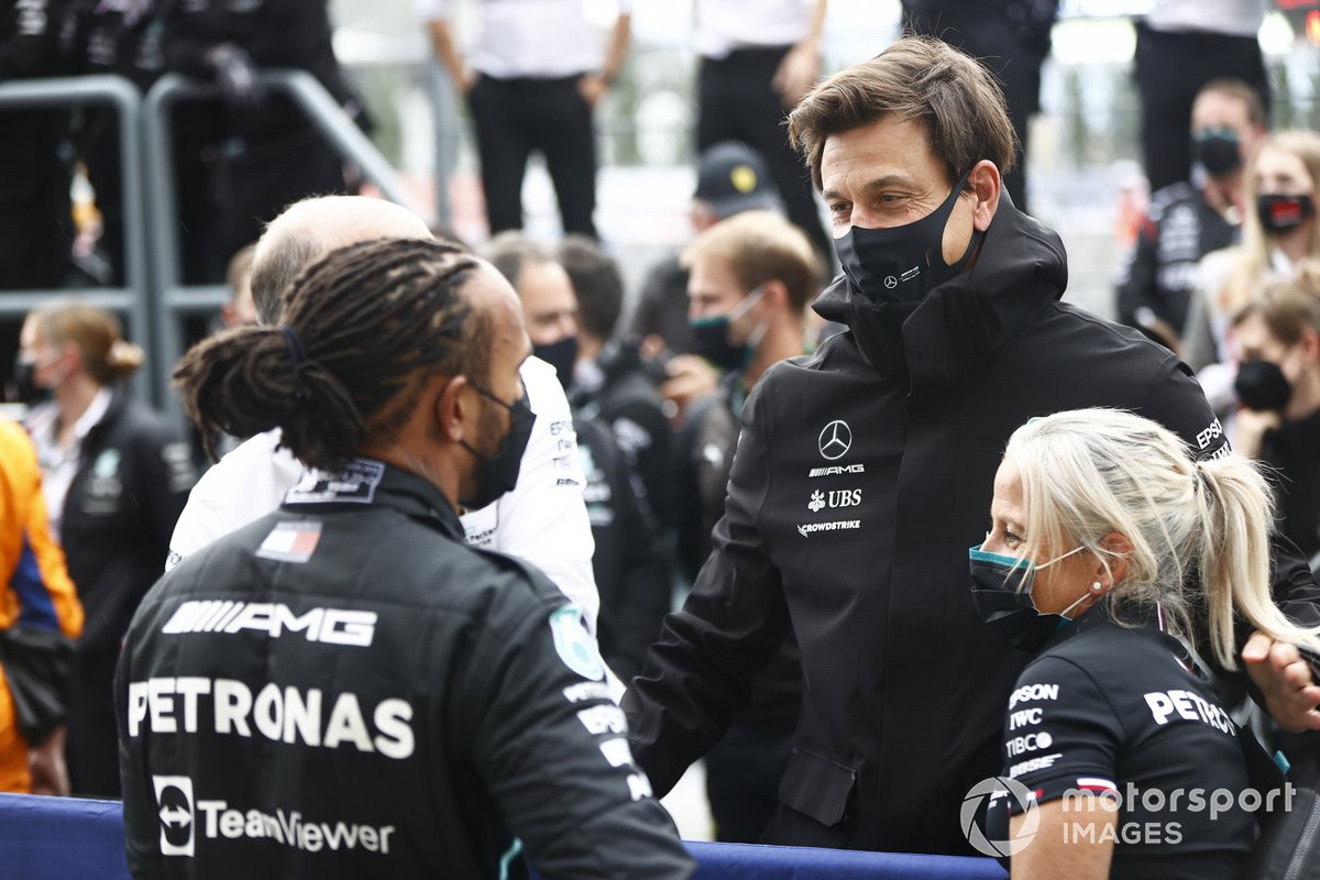 Lewis Hamilton, Mercedes, primo classificato, con Toto Wolff, Team Principal e CEO, Mercedes AMG, e Angela Cullen, fisioterapista di Lewis Hamilton, dopo la gara