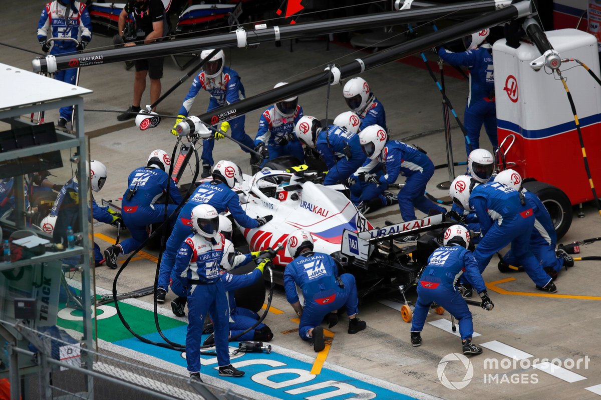 Mick Schumacher, Haas VF-21, pit stop