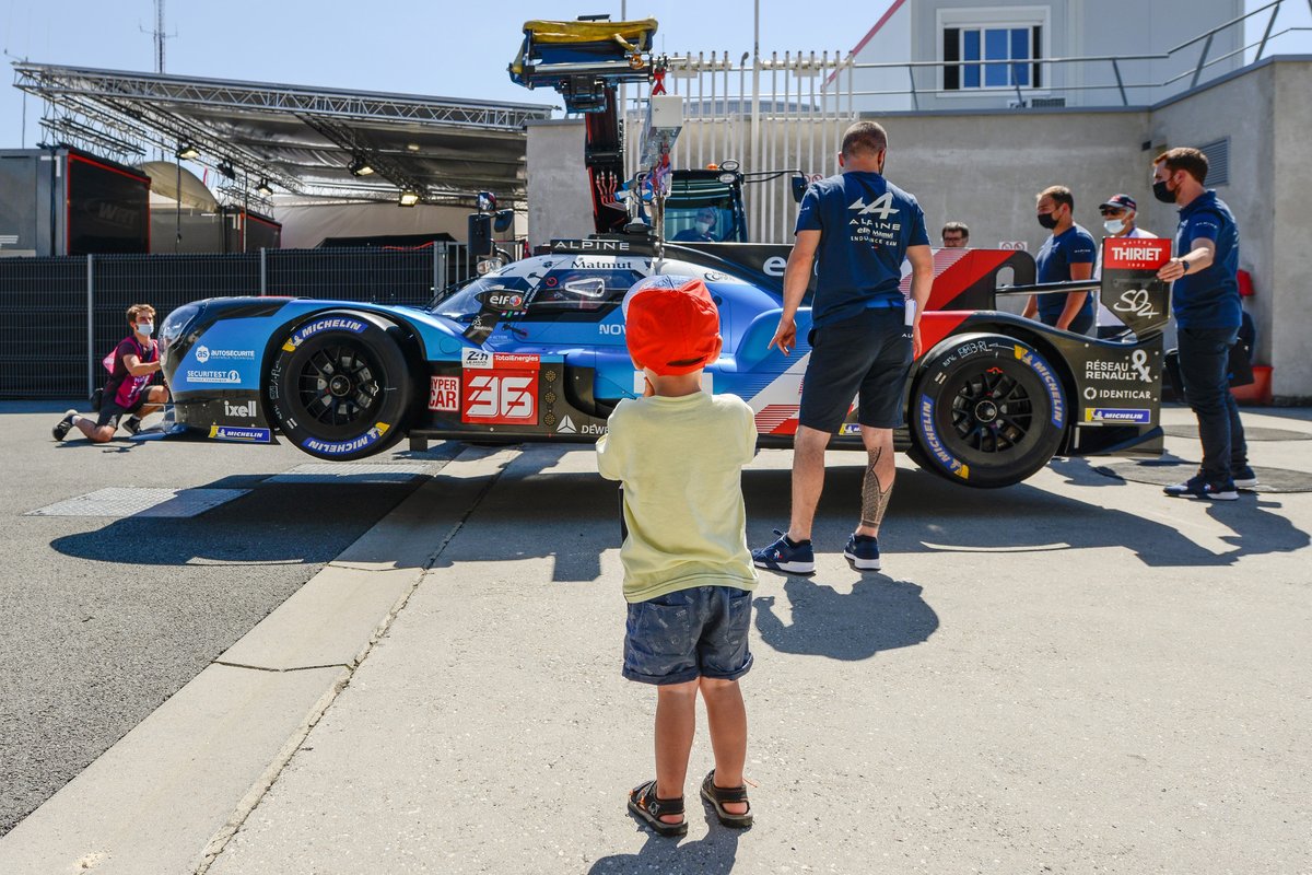 #36 Alpine Elf Matmut Alpine A480 - Gibson Hypercar, Andr? Negr?o, Nicolas Lapierre, Matthieu Vaxiviere, with a fan kid