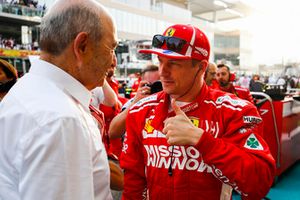 Peter Sauber, président de Sauber, parle à Kimi Raikkonen, Ferrari