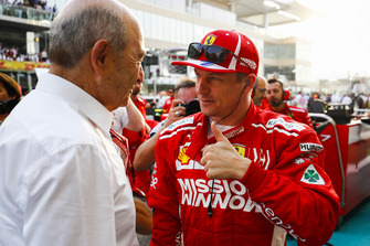 Peter Sauber, presidente del Team Sauber, parla con Kimi Raikkonen, Ferrari
