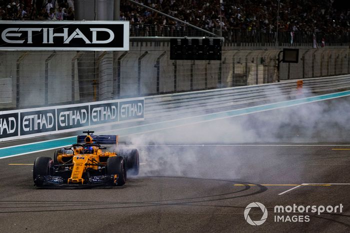 Fernando Alonso, McLaren MCL33 hace donuts al final de la última carrera