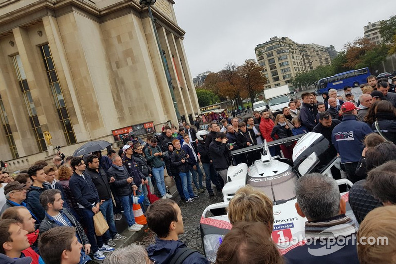 La Porsche 919 Tribute dans les rues de Paris