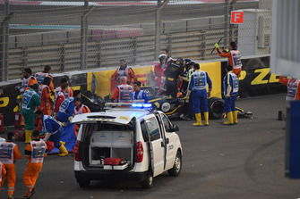 Lo staff medico assiste Nico Hulkenberg, Renault Sport F1 Team R.S. 18, dopo l'incidente al primo giro