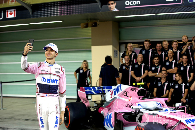 Esteban Ocon, Racing Point Force India selfie en la foto de equipo Racing Point Force India F1