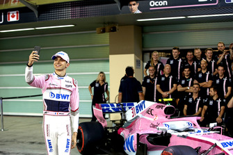 Esteban Ocon, Racing Point Force India prend un selfie lors de la photo de fin d'année de Racing Point Force India F1 Team