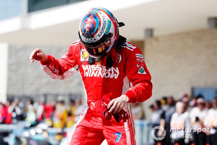 Kimi Raikkonen, Ferrari, primera posición, celebra su llegada a Parc Ferme