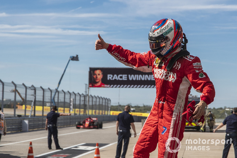 Yarış galibi Kimi Raikkonen, Ferrari, parc ferme