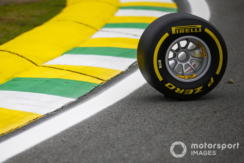 Uno pneumatico Pirelli sul circuito di Interlagos