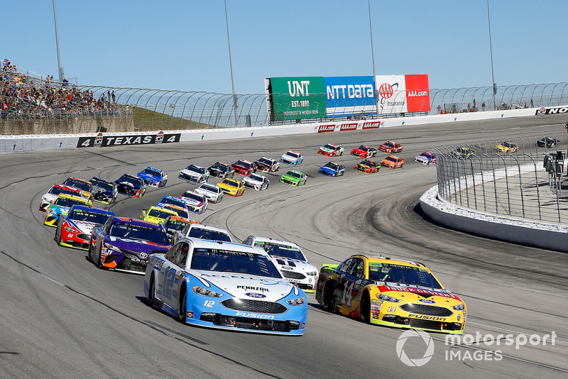 Ryan Blaney, Team Penske, Ford Fusion Accella/Carlisle and Clint Bowyer, Stewart-Haas Racing, Ford Fusion Rush Truck Centers/Mobil Delvac 1 green flag start