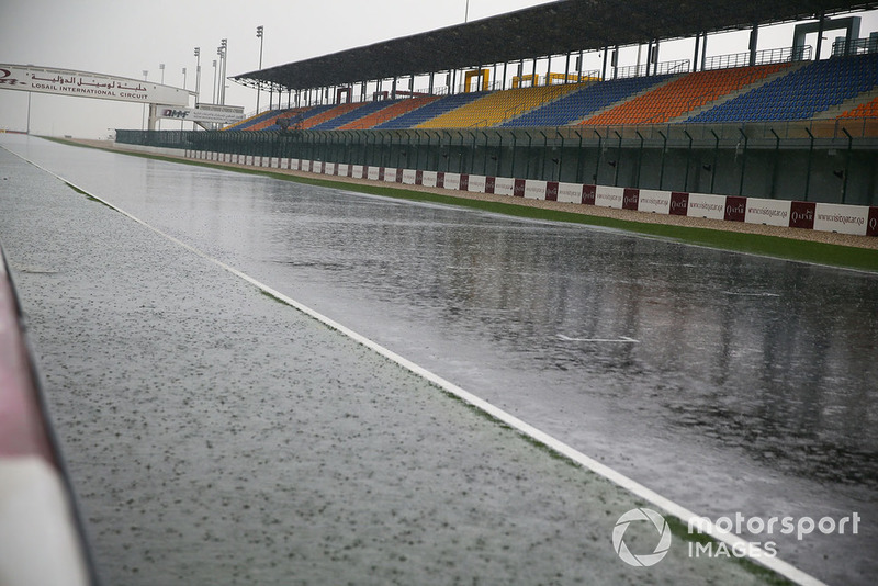 Recta principal con lluvia