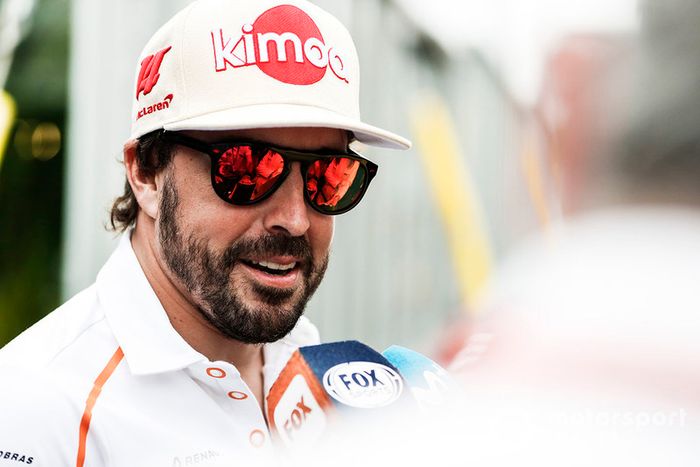 Fernando Alonso, McLaren, con los medios