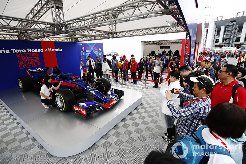 Des fans devant une Toro Rosso