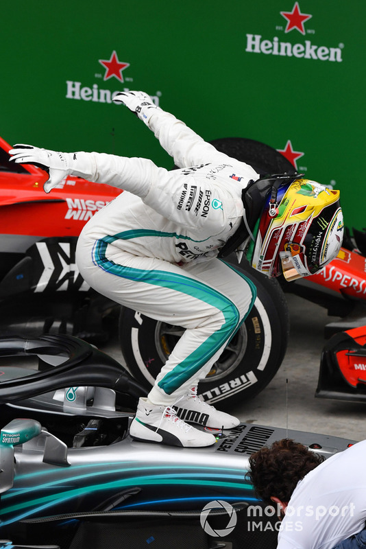 Il vincitore della gara Lewis Hamilton, Mercedes-AMG F1 W09 EQ Power+, festeggia nel parco chiuso