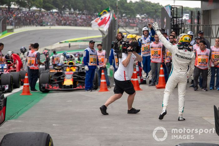Ganador de la carrera Lewis Hamilton, Mercedes AMG F1 celebra en Parc Ferme 