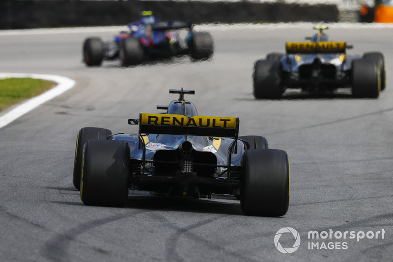 Carlos Sainz Jr., Renault Sport F1 Team R.S. 18, leads Nico Hulkenberg, Renault Sport F1 Team R.S. 18