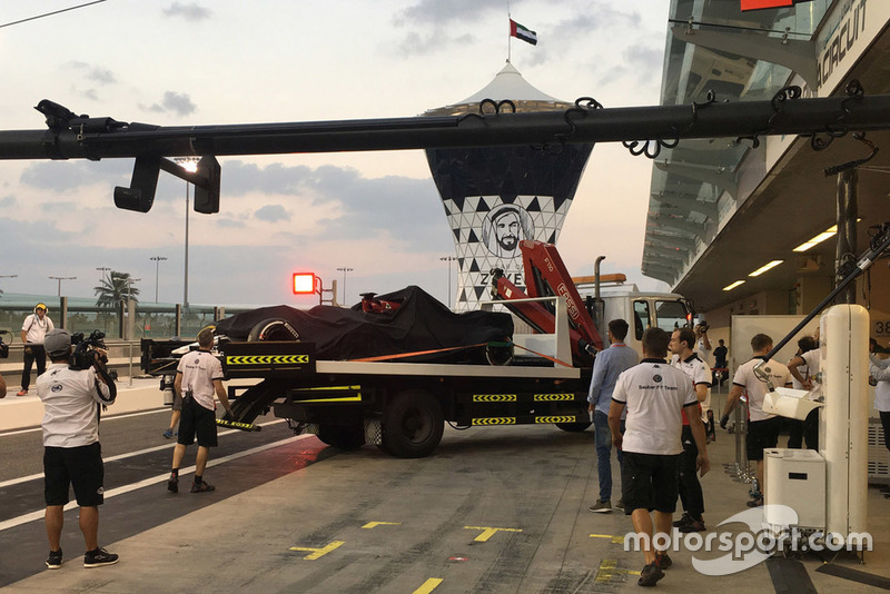 La Sauber C37 di Kimi Raikkonen, viene riportata in pitlane con un camion