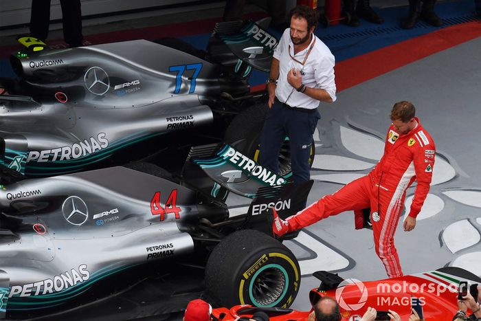 Sebastian Vettel, Ferrari mira la rueda trasera del coche de Lewis Hamilton, Mercedes-AMG F1 W09