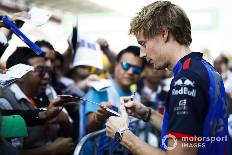 Brendon Hartley, Scuderia Toro Rosso, signs an autograph