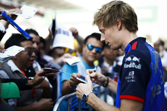 Brendon Hartley, Scuderia Toro Rosso, signs an autograph