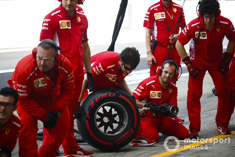 Mekanik Ferrari bersiap
