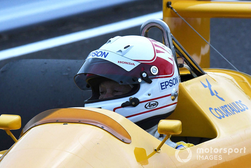 Satoru Nakajima in de Lotus Honda 100T van Legends F1 30th Anniversary Lap Demonstration 