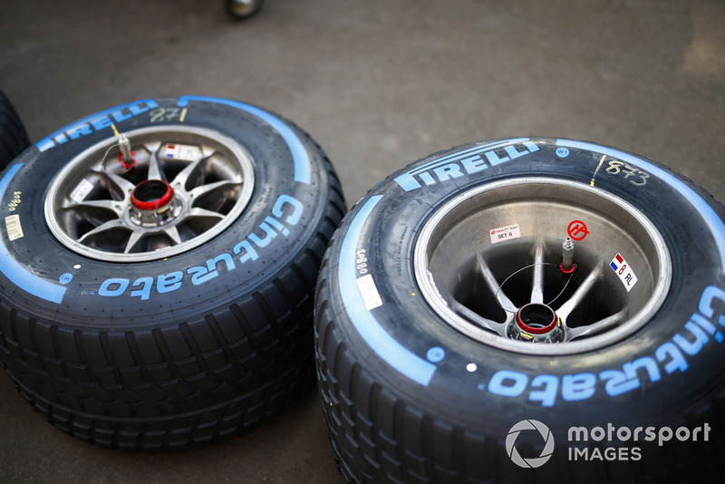 Des pneus Pirelli dans le paddock