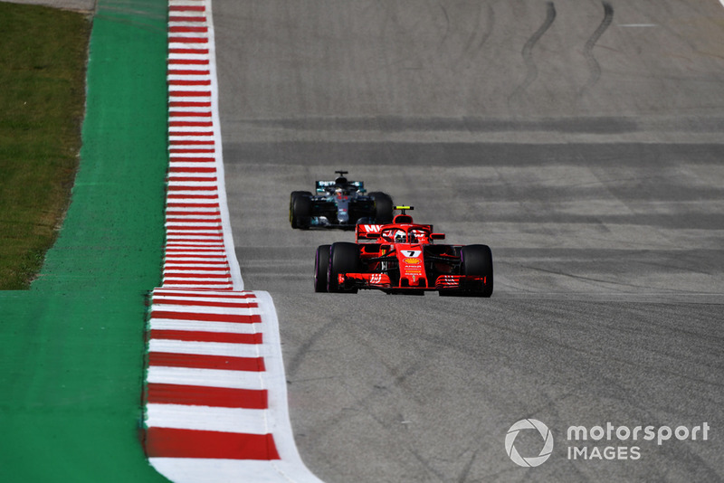 Кими Райкконен, Ferrari SF71H, борется с Льюисом Хэмилтоном на Mercedes-AMG F1 W09
