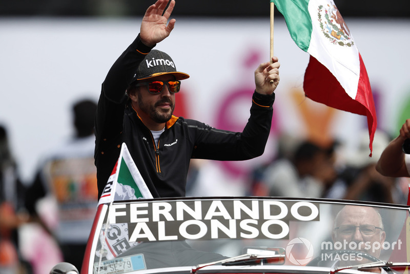 Fernando Alonso, McLaren en el desfile de pilotos
