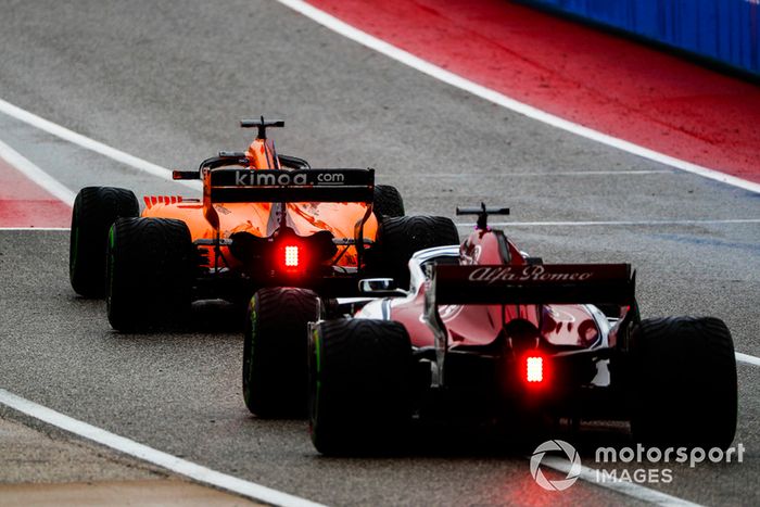 Fernando Alonso, McLaren MCL33, y Marcus Ericsson, Alfa Romeo Sauber C37