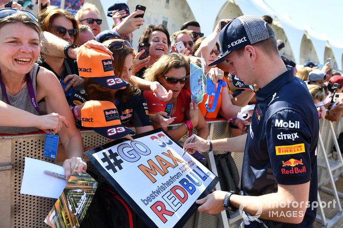 Max Verstappen, Red Bull Racing firma autógrafos para los fans