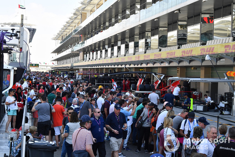 Tifosi in pit lane