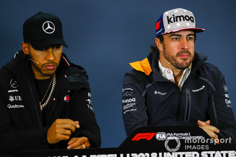 Lewis Hamilton, Mercedes AMG F1 y Fernando Alonso, McLaren en la conferencia de prensa