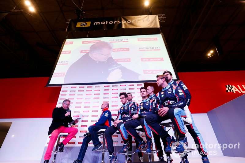 Il team Hyundai WRC parla con Colin Clark sul palco di Autosport
