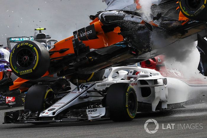 Charles Leclerc, Sauber C37, Fernando Alonso, McLaren MCL33 