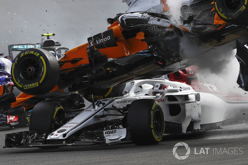 Charles Leclerc, Sauber C37, Fernando Alonso, McLaren MCL33