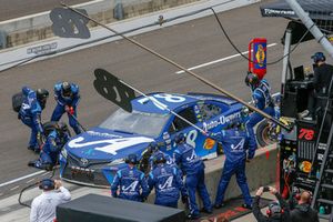Martin Truex Jr., Furniture Row Racing, Toyota Camry Auto-Owners Insurance pit stop