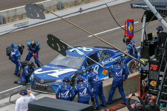 Martin Truex Jr., Furniture Row Racing, Toyota Camry Auto-Owners Insurance pit stop