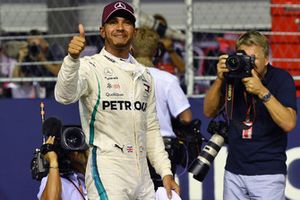 Il poleman Lewis Hamilton, Mercedes AMG F1, festeggia nel parco chiuso